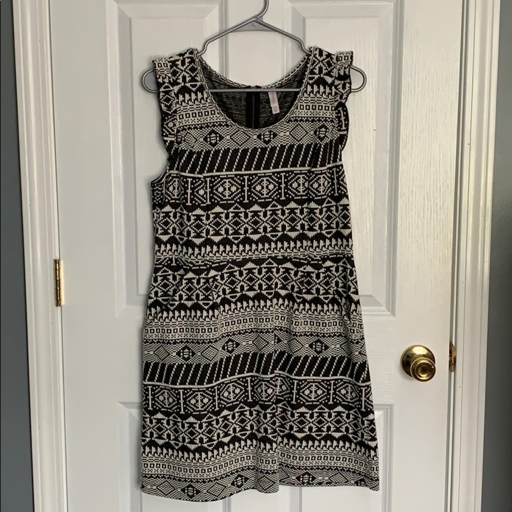 Xhilaration black and white sleeveless dress